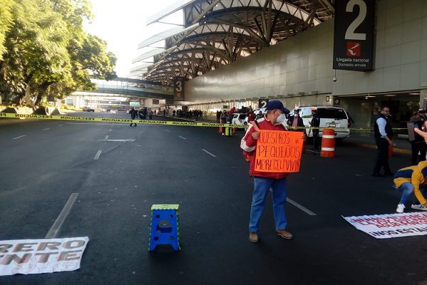 Como lo anunciaron, padres de niños con cáncer vuelven a bloquear el AICM