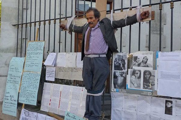 Hombre se crucifica frente a la Segob en denuncia al secuestro de su hija #VIDEO