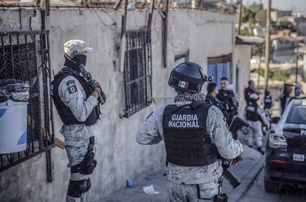 Caen tres personas mientras sacaban restos humanos de una casa en Tijuana