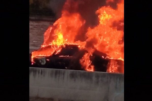 Abandonan auto en llamas con dos mujeres en cajuela, en Celaya, Guanajuato #VIDEO