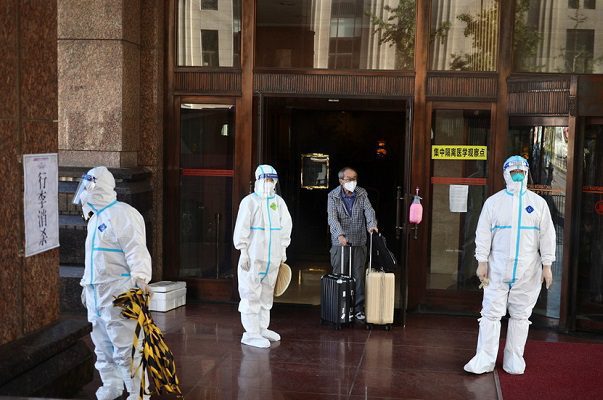 China confina a mil 500 estudiantes por brote de Covid-19