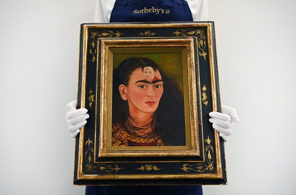 Autorretrato de Frida Kahlo fija récord en subasta; se vende por 34.9 mdd