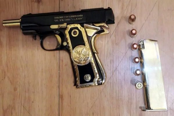 Extravían una pistola bañada en oro en probador de ropa, en Guadalajara