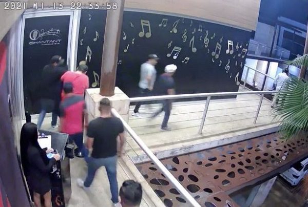 Secuestran a hombre en bar en Cancún y luego lo ejecutan #VIDEO