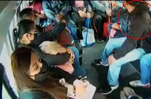 "Voy al hospital, mi mamá está enferma", suplica pasajera en asalto #VIDEO