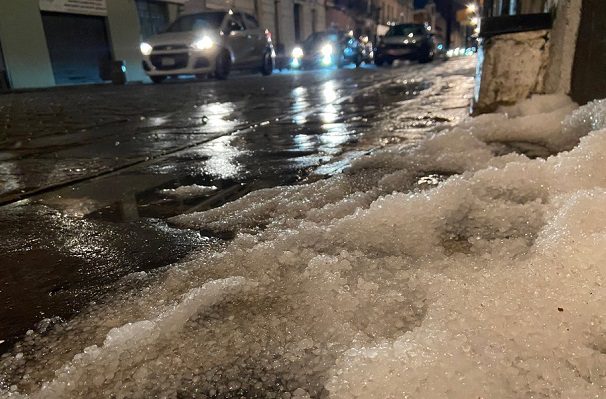 Granizada cubre de blanco las calles de Puebla #VIDEOS