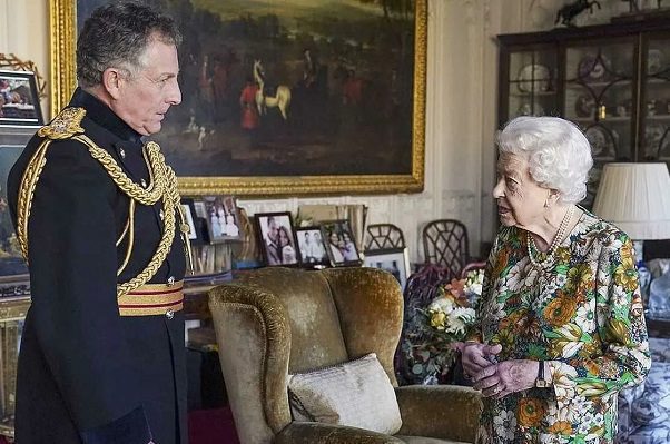 La reina Isabel II reaparece en una audiencia tras descanso obligatorio
