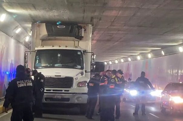 A pesar de señalamientos, tráiler se atora en bajo puente de Viaducto Miguel Alemán