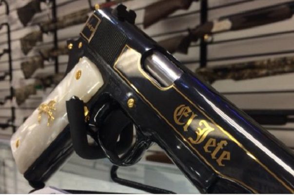 SRE cuestiona diseño de las armas de Colt por leyendas como ”Súper El Jefe”