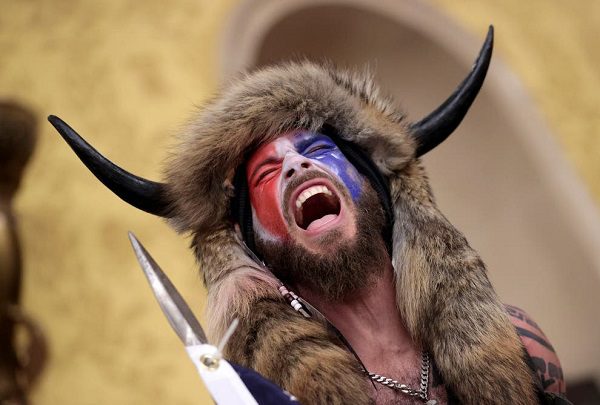Sentencian a más de tres años en prisión al "QAnon Shaman" por el asalto al Capitolio