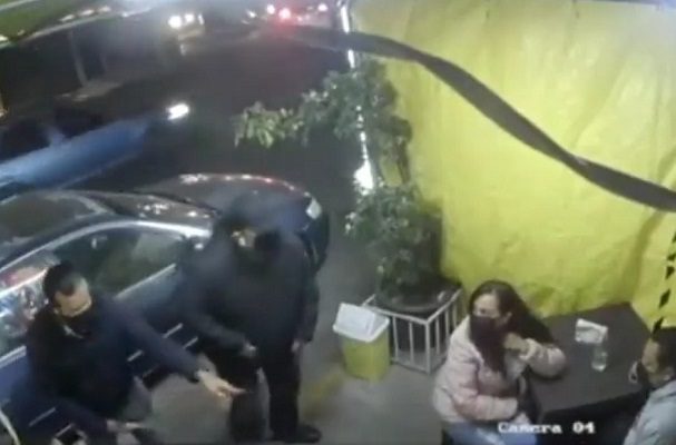Asaltantes roban en cafetería y encierran a comensales para huir, en Ecatepec #VIDEO