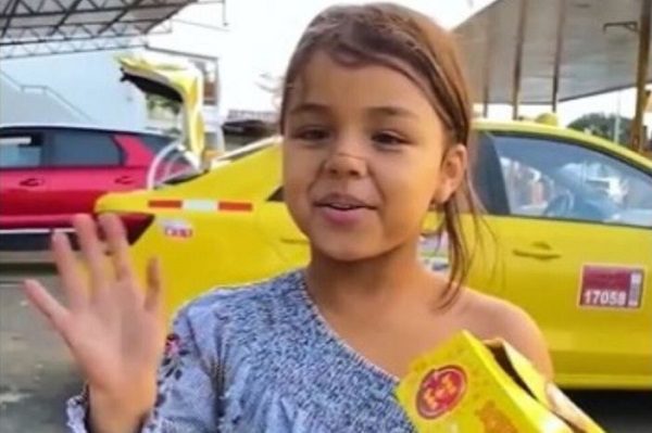 Niña que vende dulces en la calle se vuelve viral por hablar cuatro idiomas #VIDEO