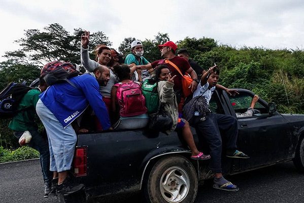 INM advierte que líder de caravana arriesga la salud de migrantes