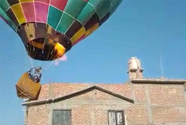 Globo aerostático choca con casa y tumba tinaco, en Guanajuato #VIDEO