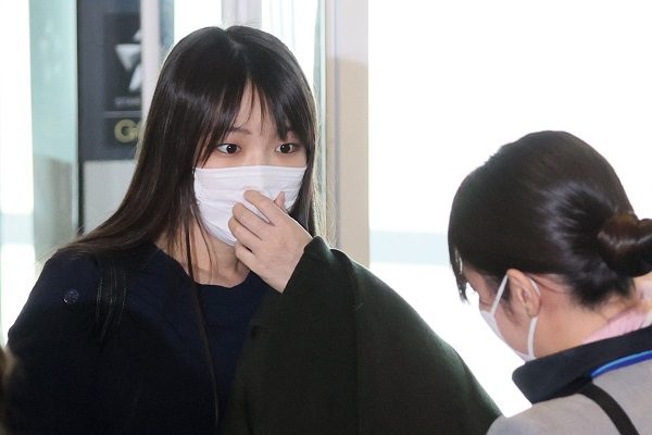 La exprincesa Mako de Japón parte rumbo a EE.UU. con su esposo