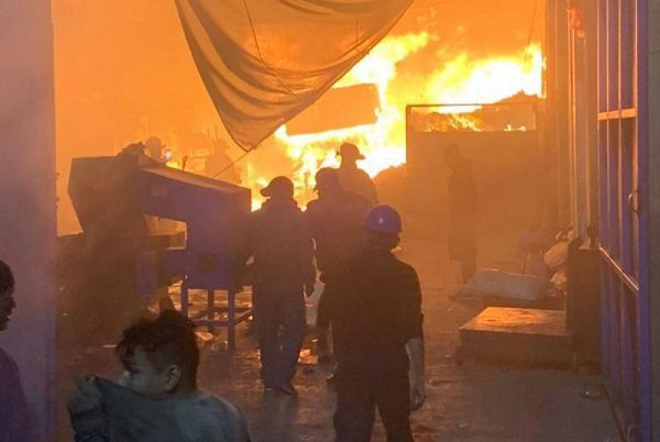 Desalojan a 400 personas por incendio en bodega de desperdicios, en Iztapalapa
