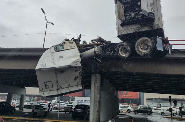 Tráiler queda colgando de paso a desnivel en San Nicolás, Nuevo León