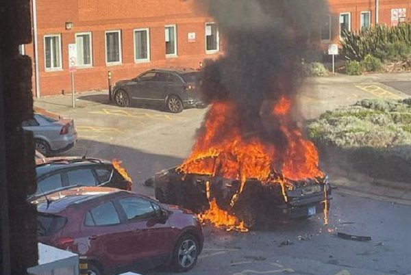 Explota un taxi afuera de hospital en Liverpool; se registra un muerto