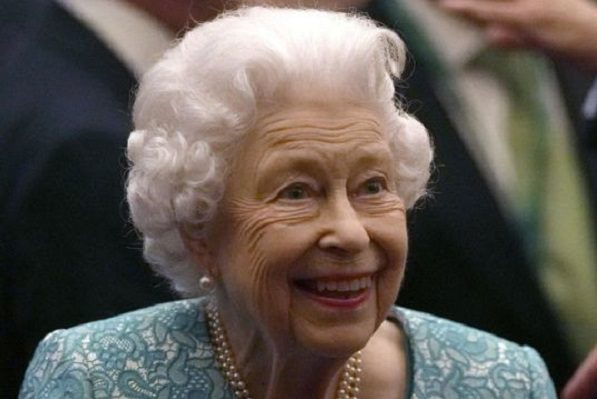 Por una lesión muscular en la espalda, la Reina Isabel faltará a acto solemne