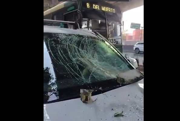 Motociclista exhibe caída de piedras del segundo piso del Periférico #VIDEO