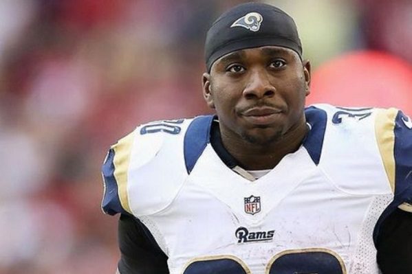 Detienen a exjugador de la NFL por violencia contra madre de su hijo