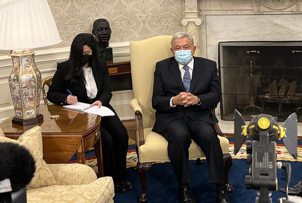 “A ver si puedes”, dijo AMLO a traductora en reunión con Biden tras hablar 8 minutos