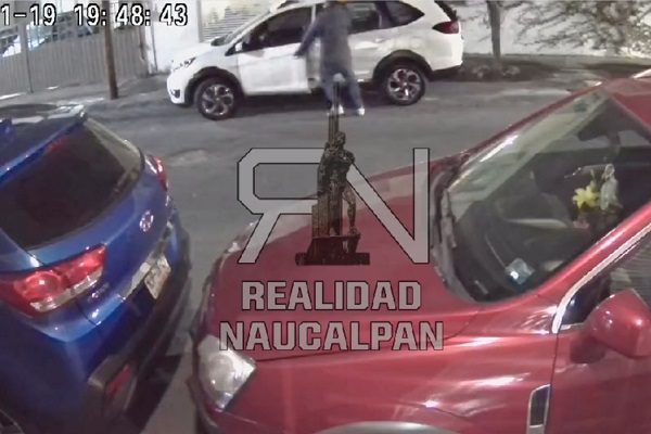 Sujeto persigue a mujer y le roba su camioneta, en Naucalpan #VIDEO