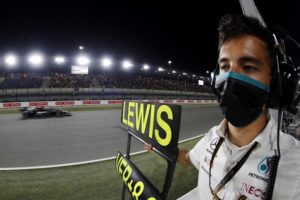 Lewis Hamilton gana el GP de Qatar; ‘Checo’ Pérez termina en cuarto