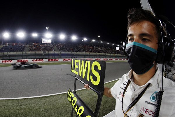 Lewis Hamilton gana el GP de Qatar; 'Checo' Pérez termina en cuarto