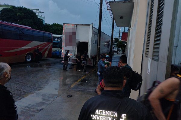 INM identifica a 600 migrantes hacinados en cajas de tráiler, en Veracruz