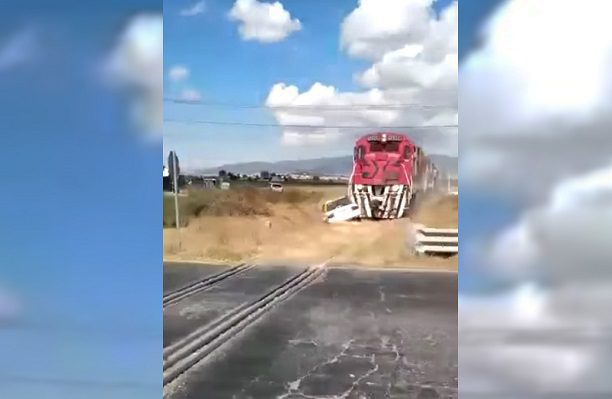 Por imprudencia, tren embiste taxi y deja dos heridos, en Hidalgo #VIDEO