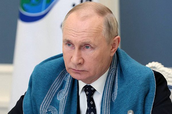 Vladimir Putin recibe dosis de Sputnik Light como refuerzo