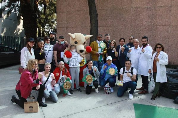 Boxeadores y personalidades del CMB regalan juguetes a niños en La Raza