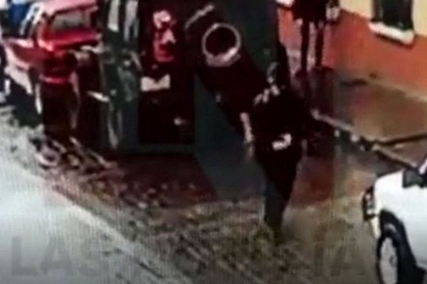 A plena luz del día, sujeto apuñala a su suegra en calles de Zacatlán #VIDEO