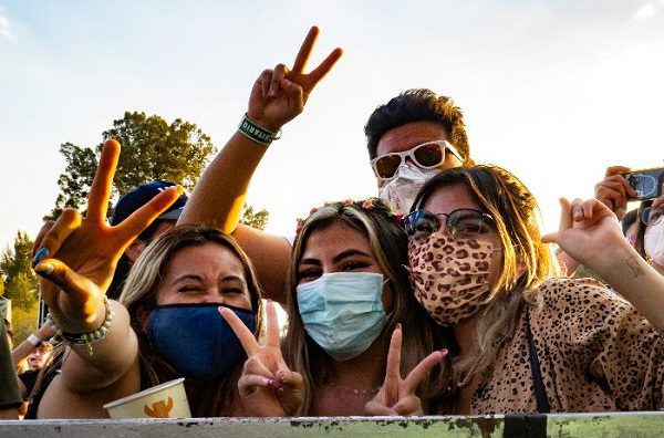 Detienen a cinco personas por robar celulares en el Corona Capital