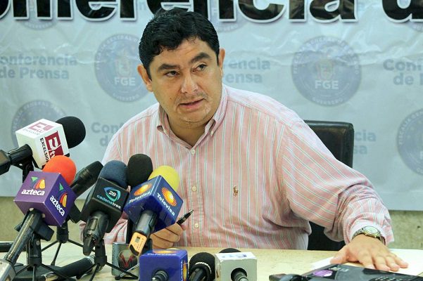Exfiscal de Guerrero comparece ante FGR por caso Ayotzinapa