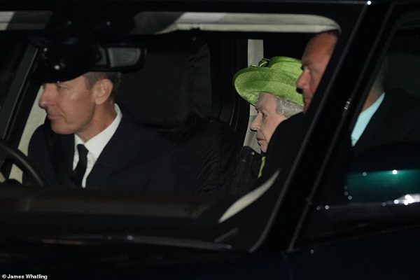 La Reina Isabel II asiste a doble bautizo tras un mes de convalecencia