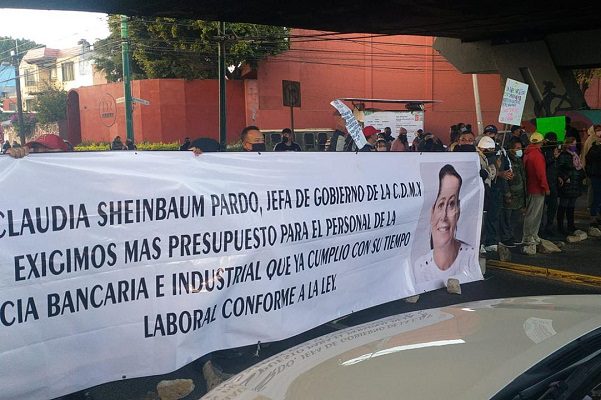 Tras 24 horas, policías de la PBI mantienen bloqueó sobre Eje Central