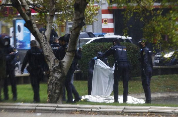 Hombre se suicida un cuchillo en plaza de España #VIDEO (IMÁGENES FUERTES)