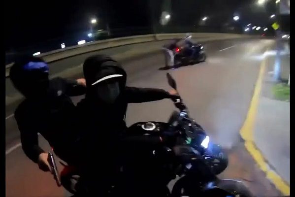 Captan asalto a motociclista a punta de pistola, en Coacalco #VIDEO