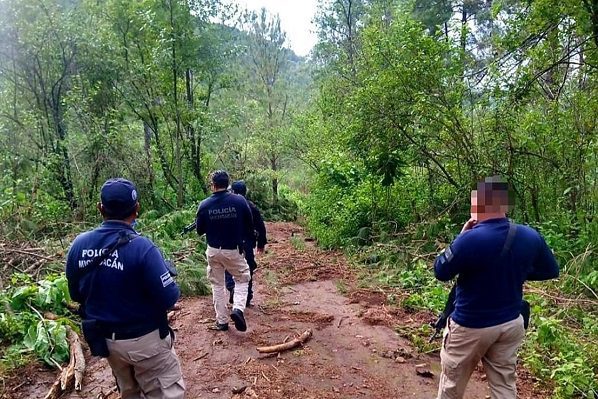 Localizan fosas clandestinas con cinco cadáveres en Michoacán