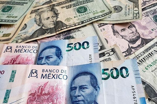 Dólar supera barrera de los 22 pesos tras propuesta sobre liderato de Banxico