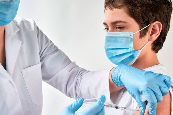 Vacunar a niños es beneficioso, pero poco urgente, argumenta la OMS