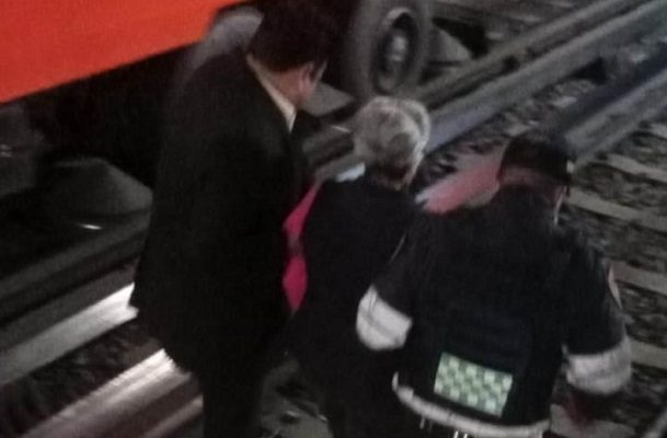 Rescatan a adulta mayor que cayó a vías del Metro en la Línea 8