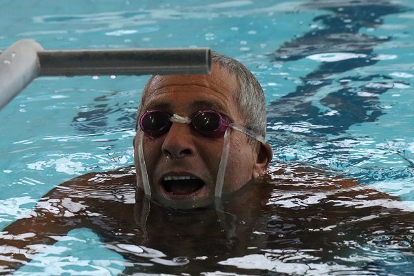 Muere el primer y único mexicano que rompió un récord mundial en natación