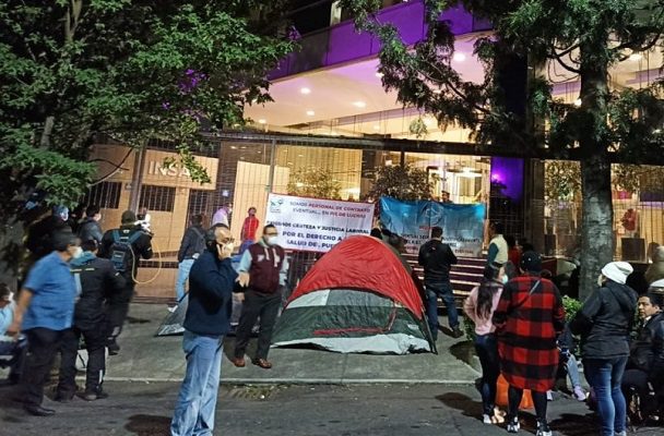 Médicos de Oaxaca liberan a empleados de oficinas del Insabi