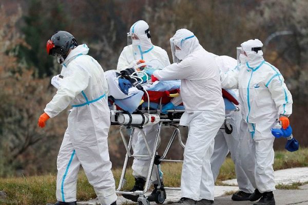 Sudáfrica detecta "preocupante" variante de covid con gran número de mutaciones