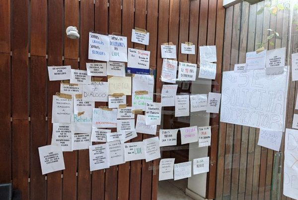 Alumnos toman simbólicamente la oficina del director del CIDE