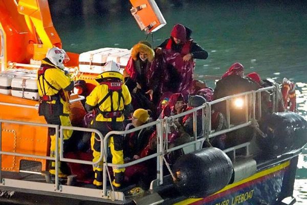 Suman 27 migrantes muertos tras naufragio en el Canal de la Mancha