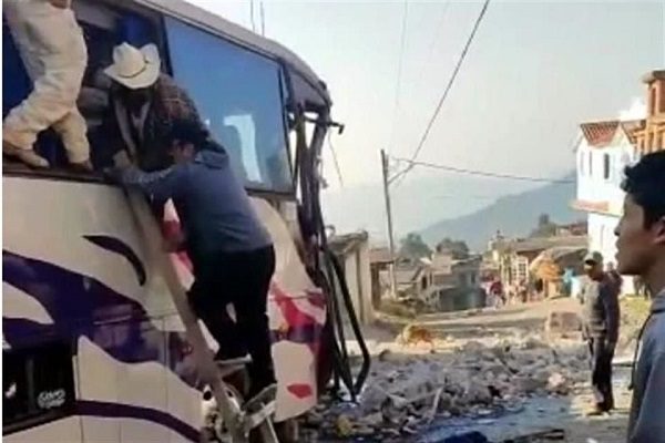 Al menos 19 muertos y 30 heridos tras choque de autobús en Joquicingo